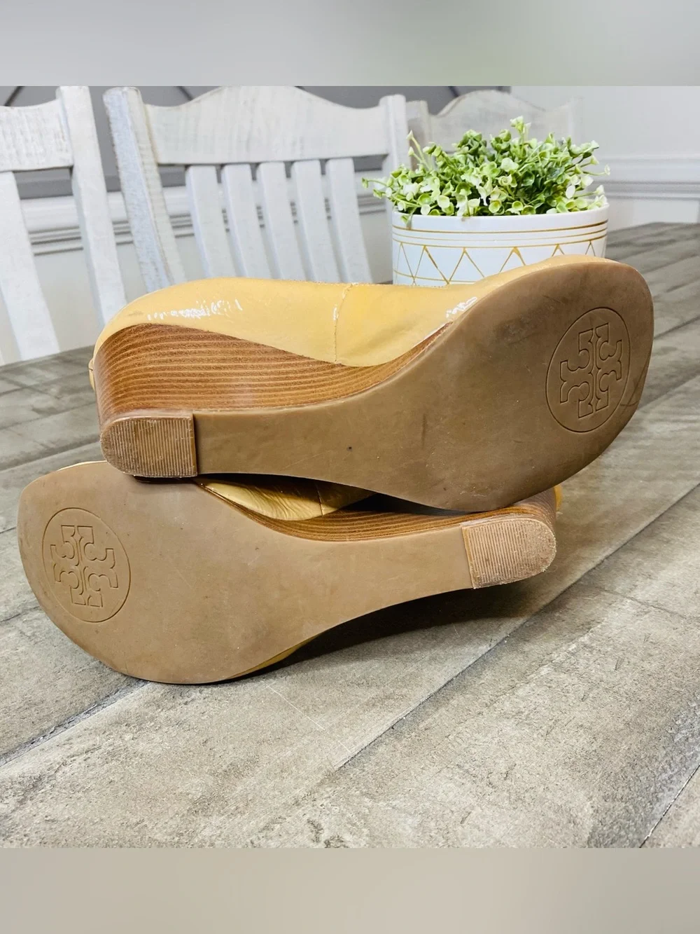 Tory Burch Caroline Patent Leather Wedge Pumps Tan Beige Gold Logo Sz 9